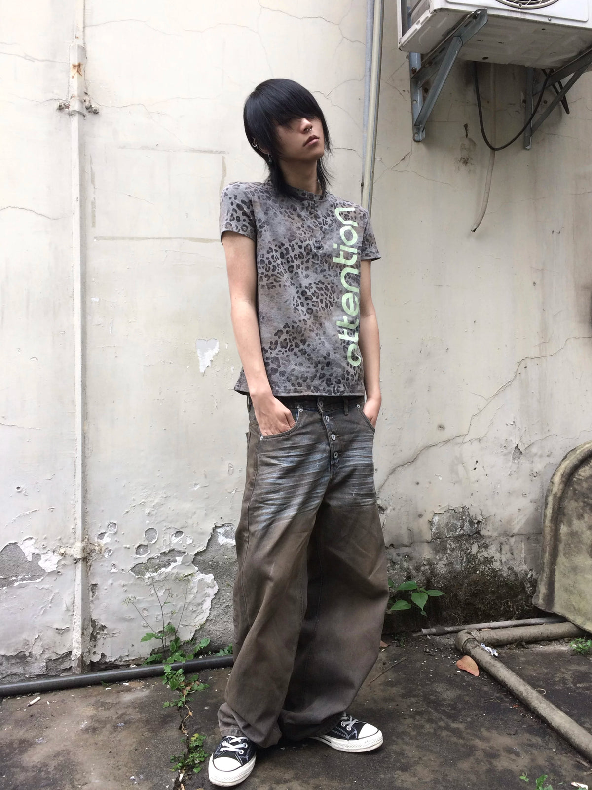 DISTRESSED SILVER BATIK JEANS
