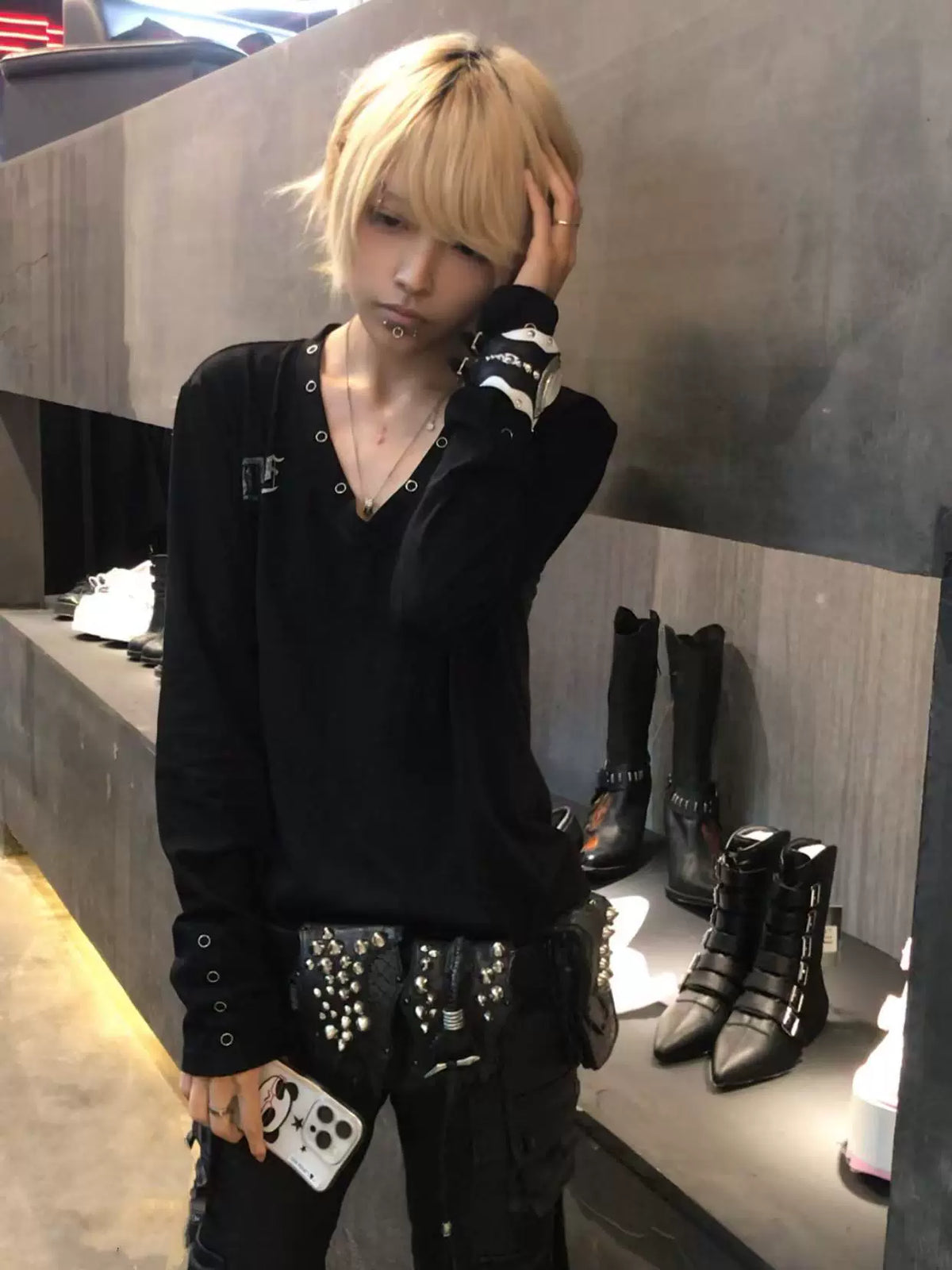 GOTHIC V-NECK LONG SLEEVE TEE