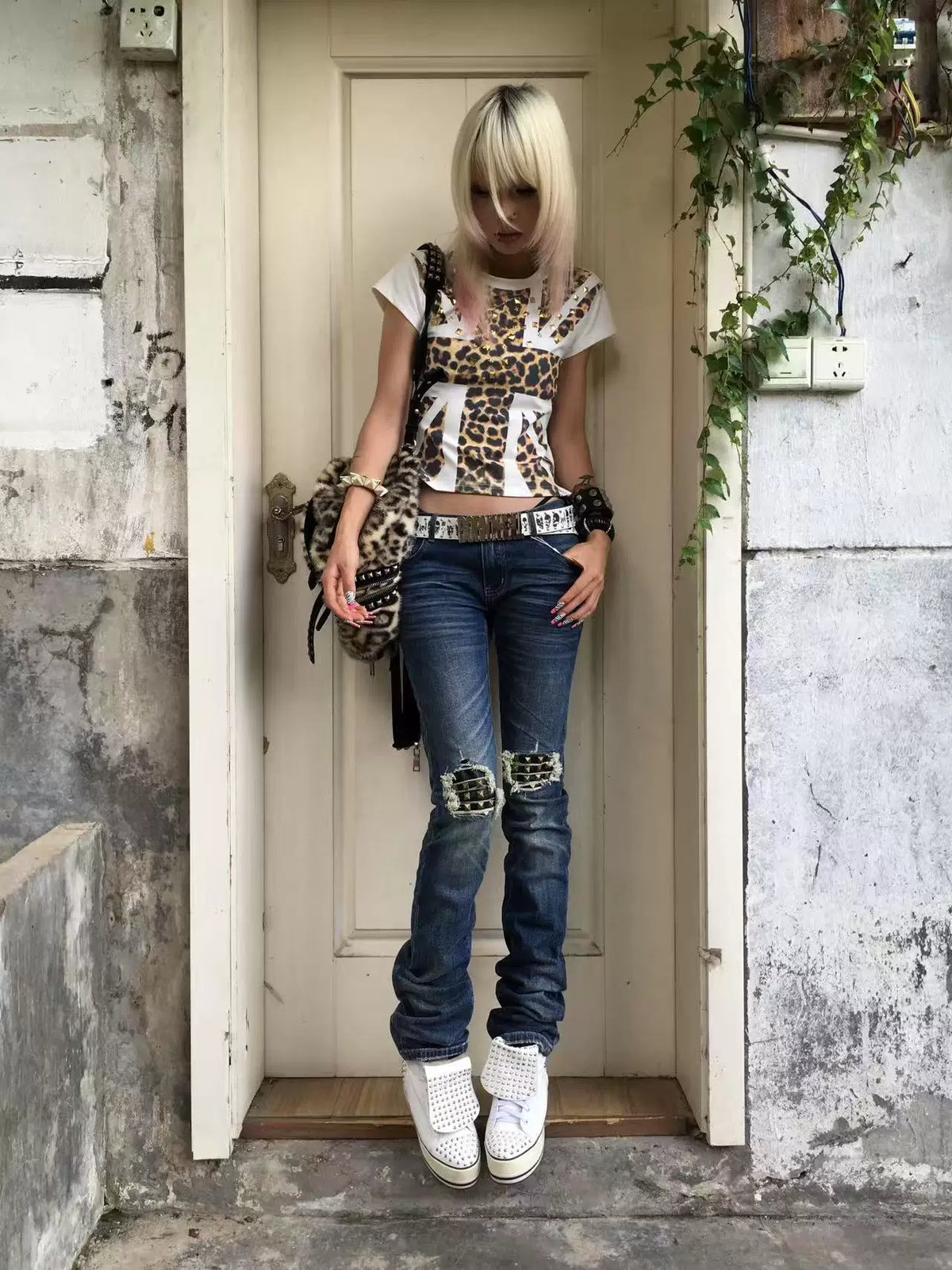 DISTRESSED BLUE STRETCH JEANS