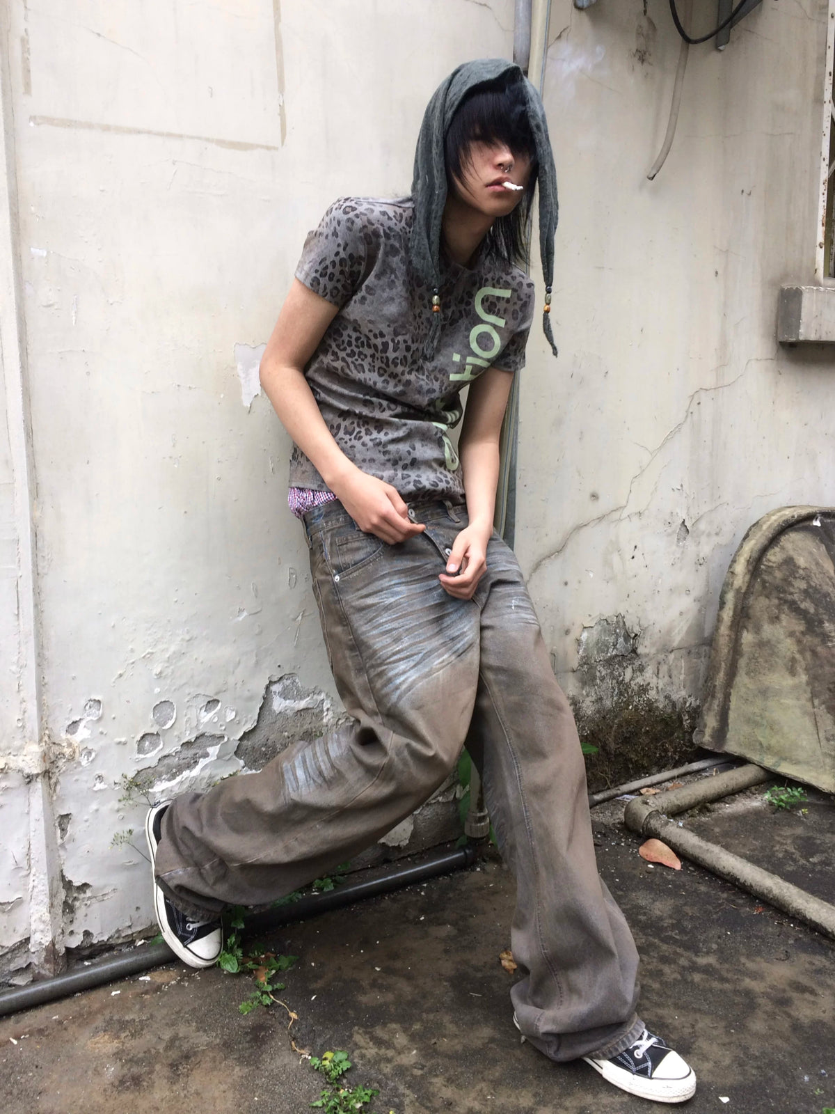 DISTRESSED SILVER BATIK JEANS