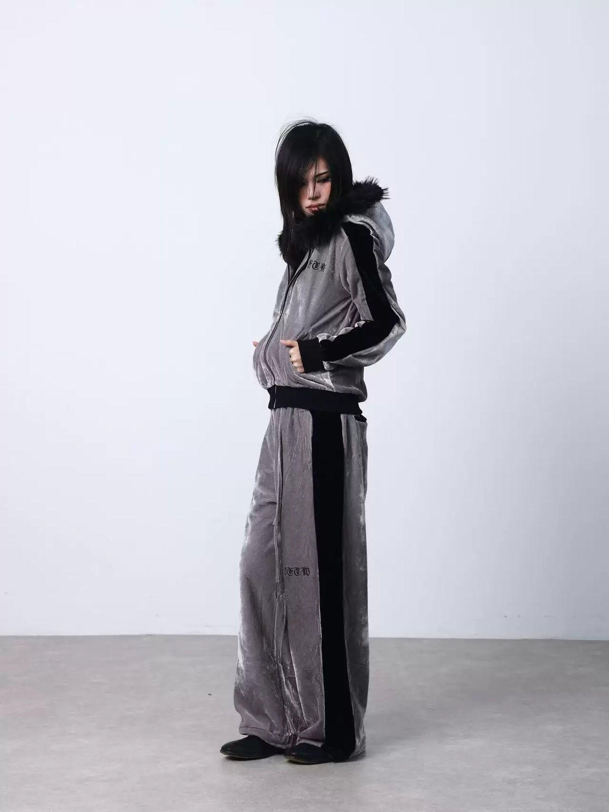 SILVER VELVET RETRO SWEATPANTS