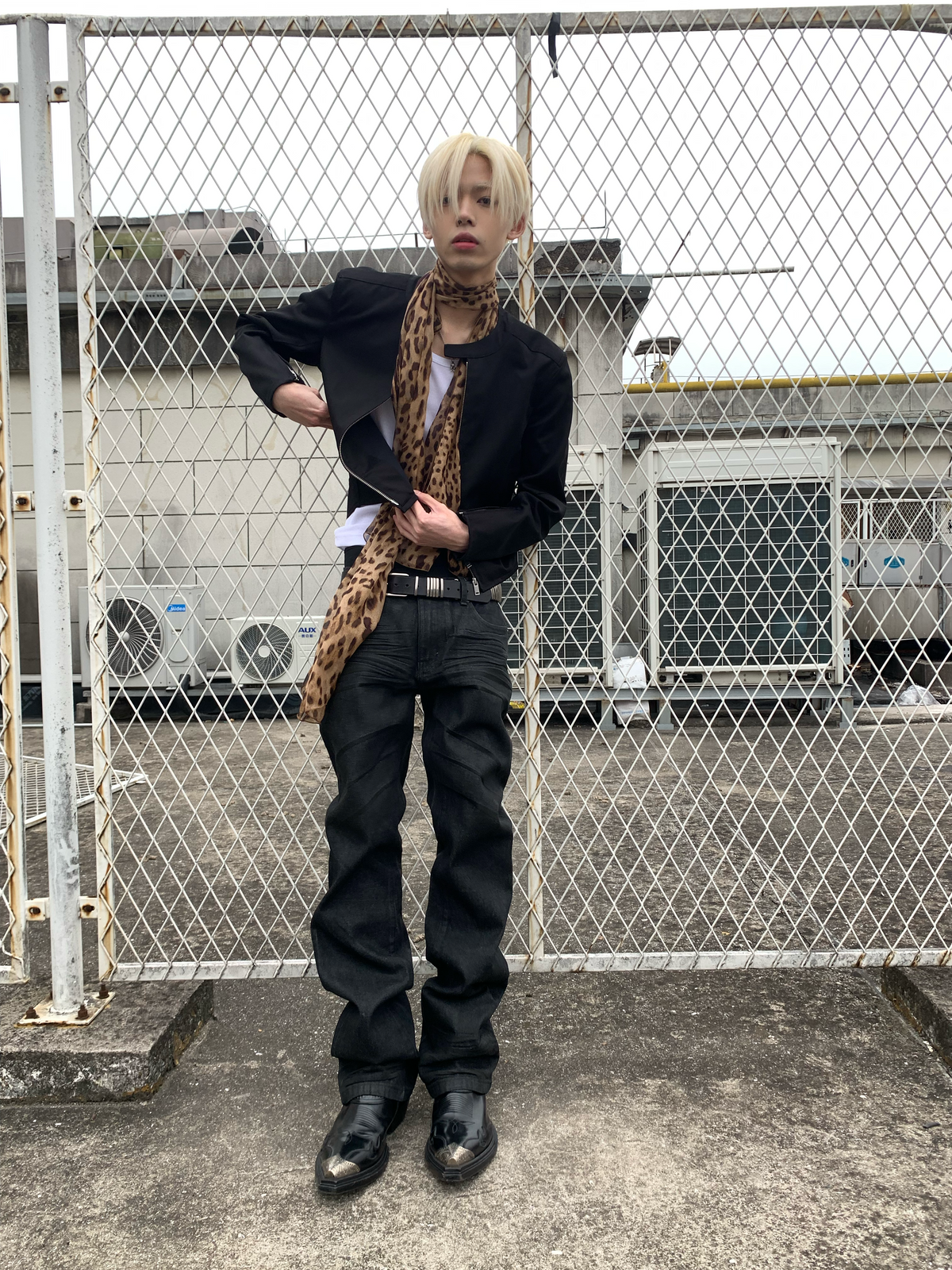 DISTRESSED FITTED STRAIGHT LEG JEANS