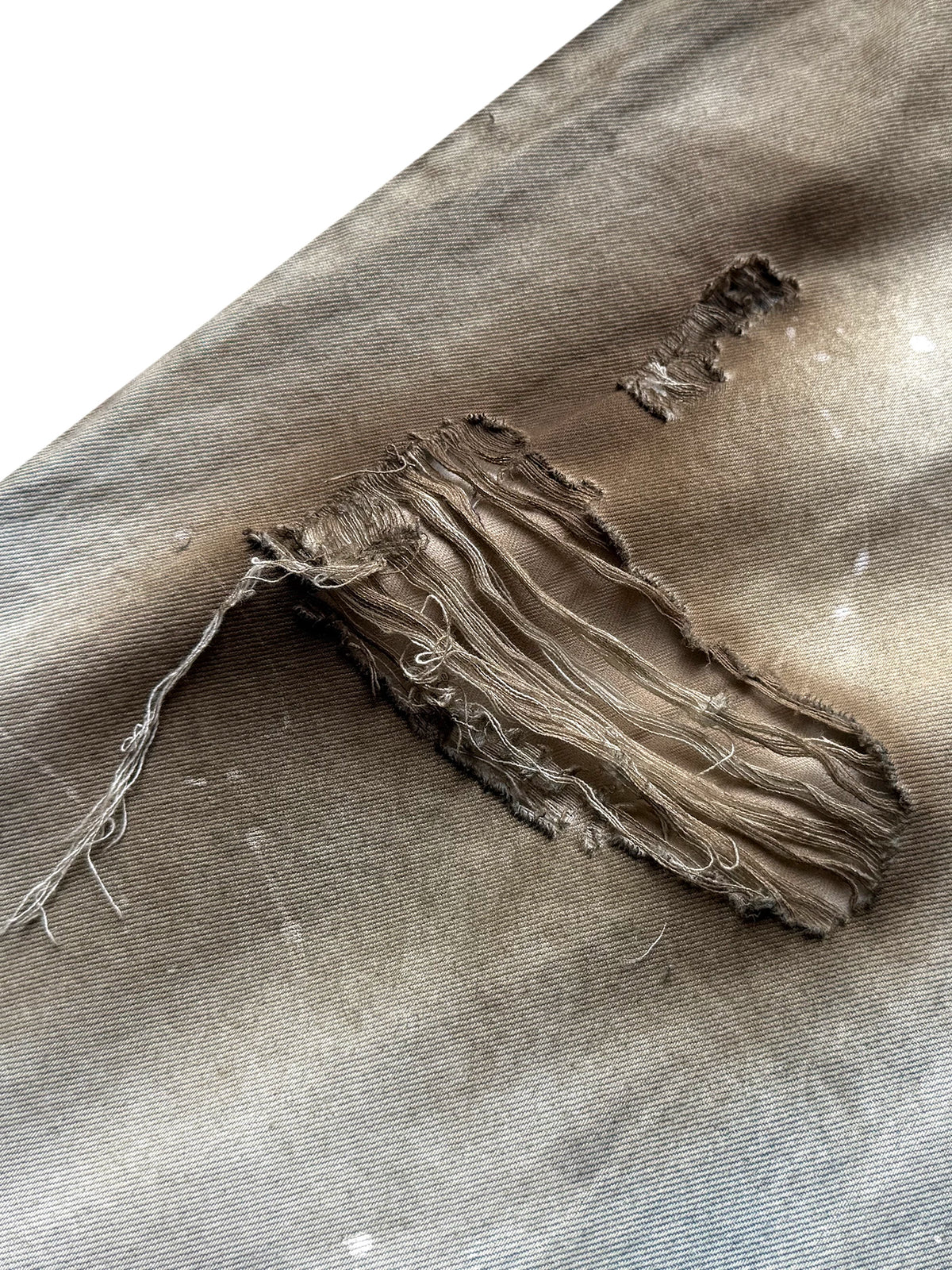 DISTRESSED DOUBLE-WAIST JEANS