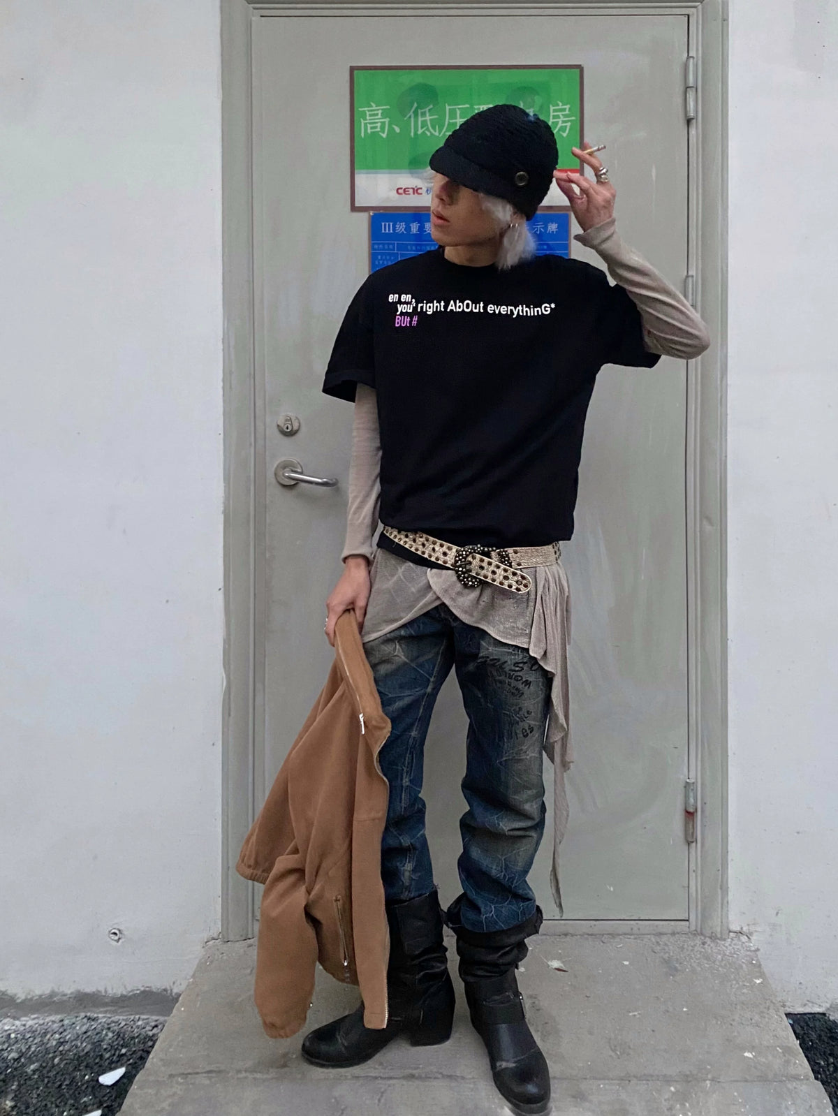 EMBROIDERED GRAPHIC SHORT SLEEVE TEE