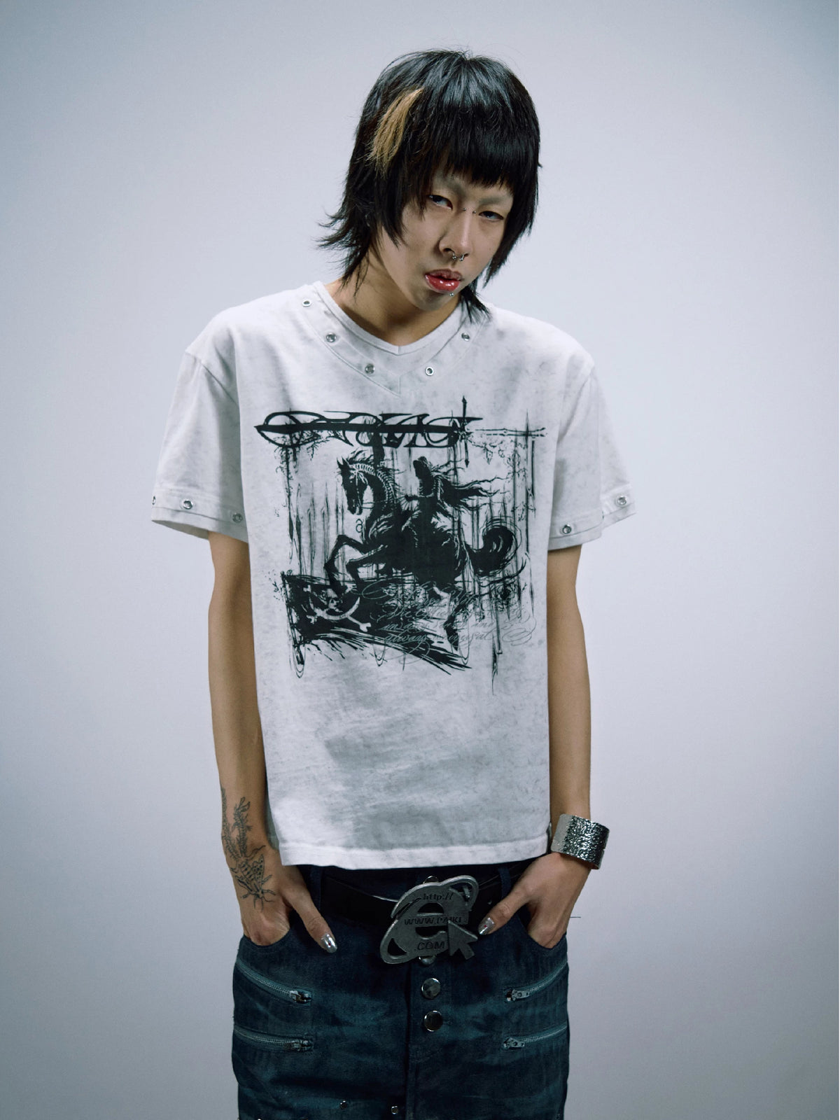 DISTRESSED V-NECK CASUAL T-SHIRT