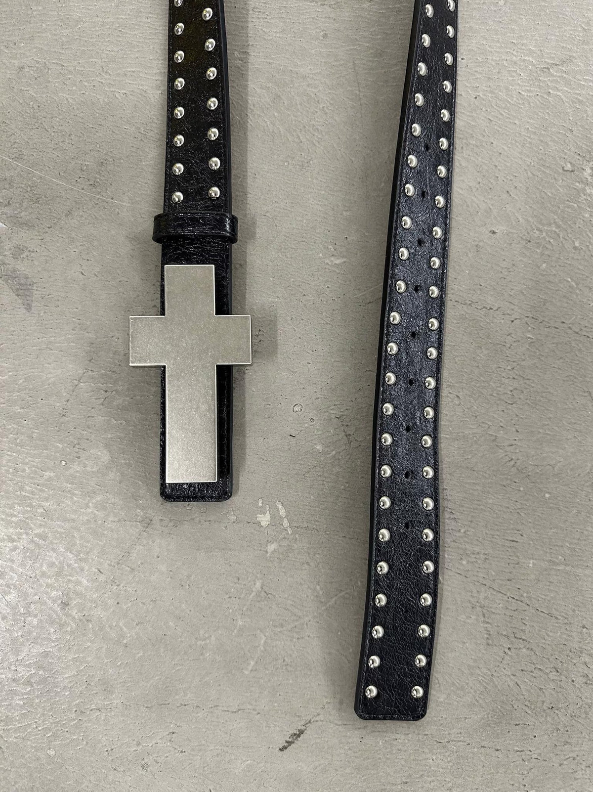 STUDDED CROSS BELT WITH BURST PATTERN