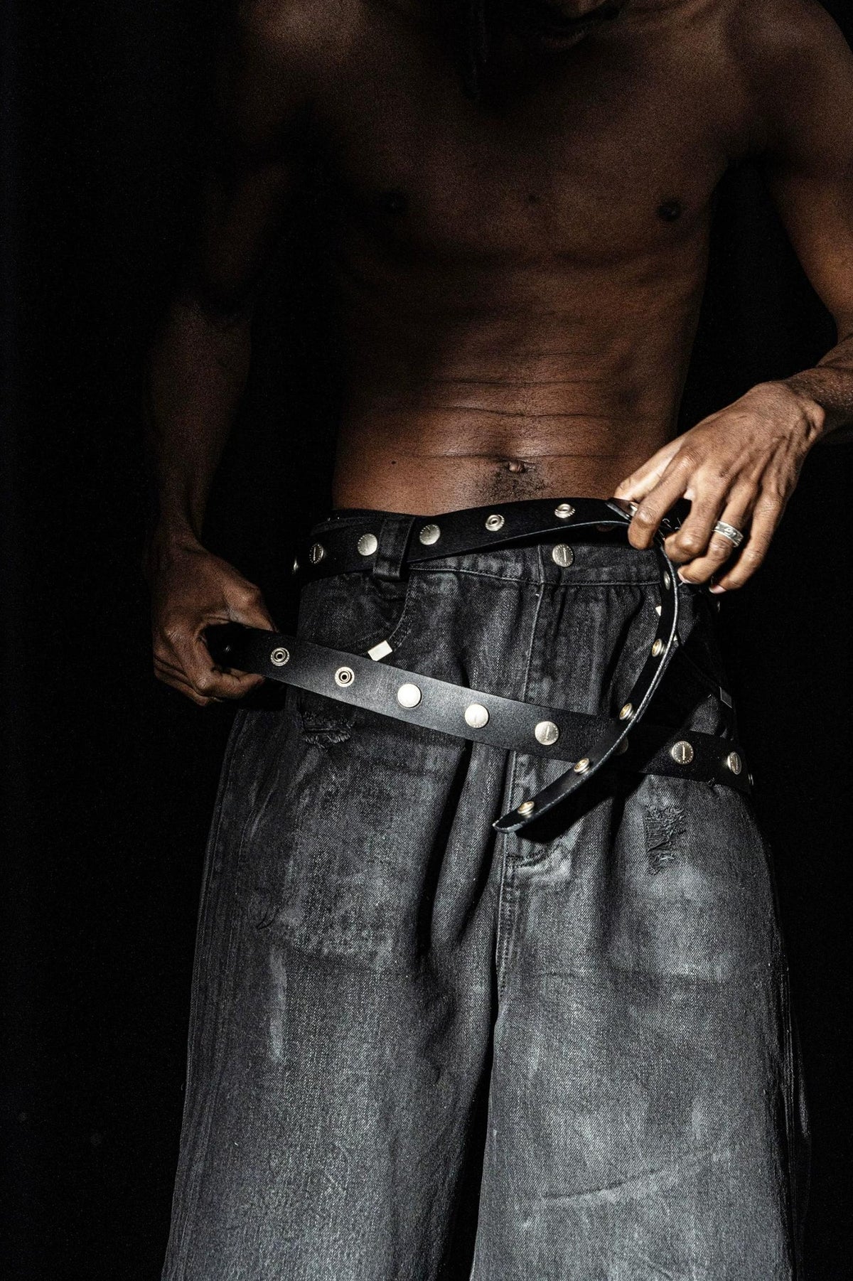 STUDDED LEATHER BUCKLE BELT