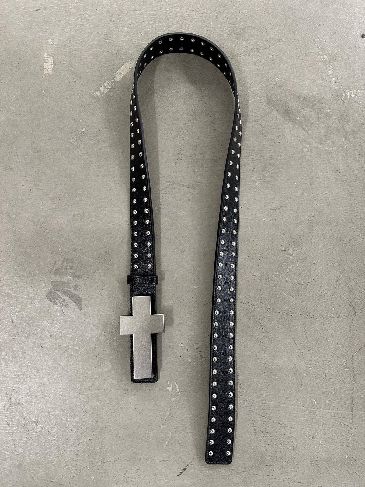 STUDDED CROSS BELT WITH BURST PATTERN