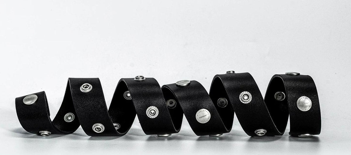 STUDDED LEATHER BUCKLE BELT