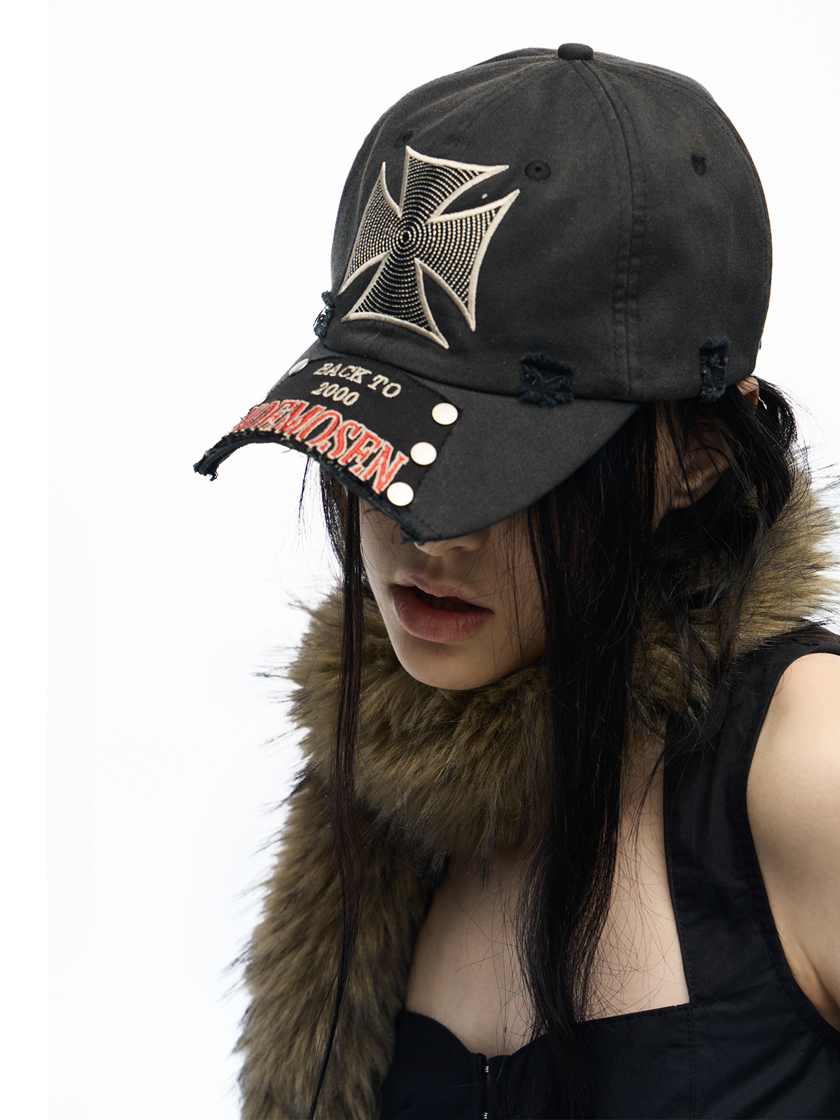 DISTRESSED DUCK HAT WITH EMBROIDERY