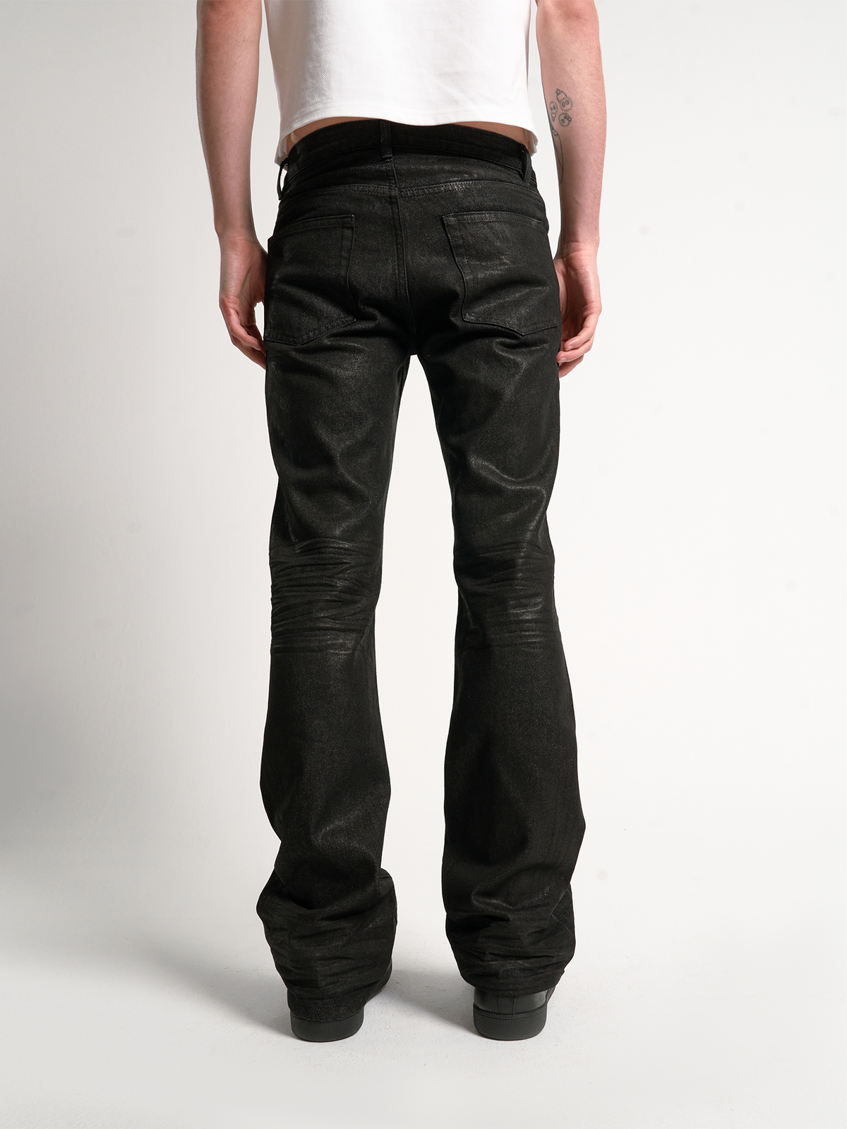 DISTRESSED FITTED STRAIGHT LEG JEANS