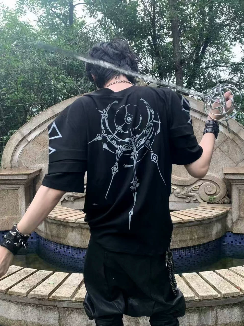 NICHE ARMOR CUFF V-NECK TEE