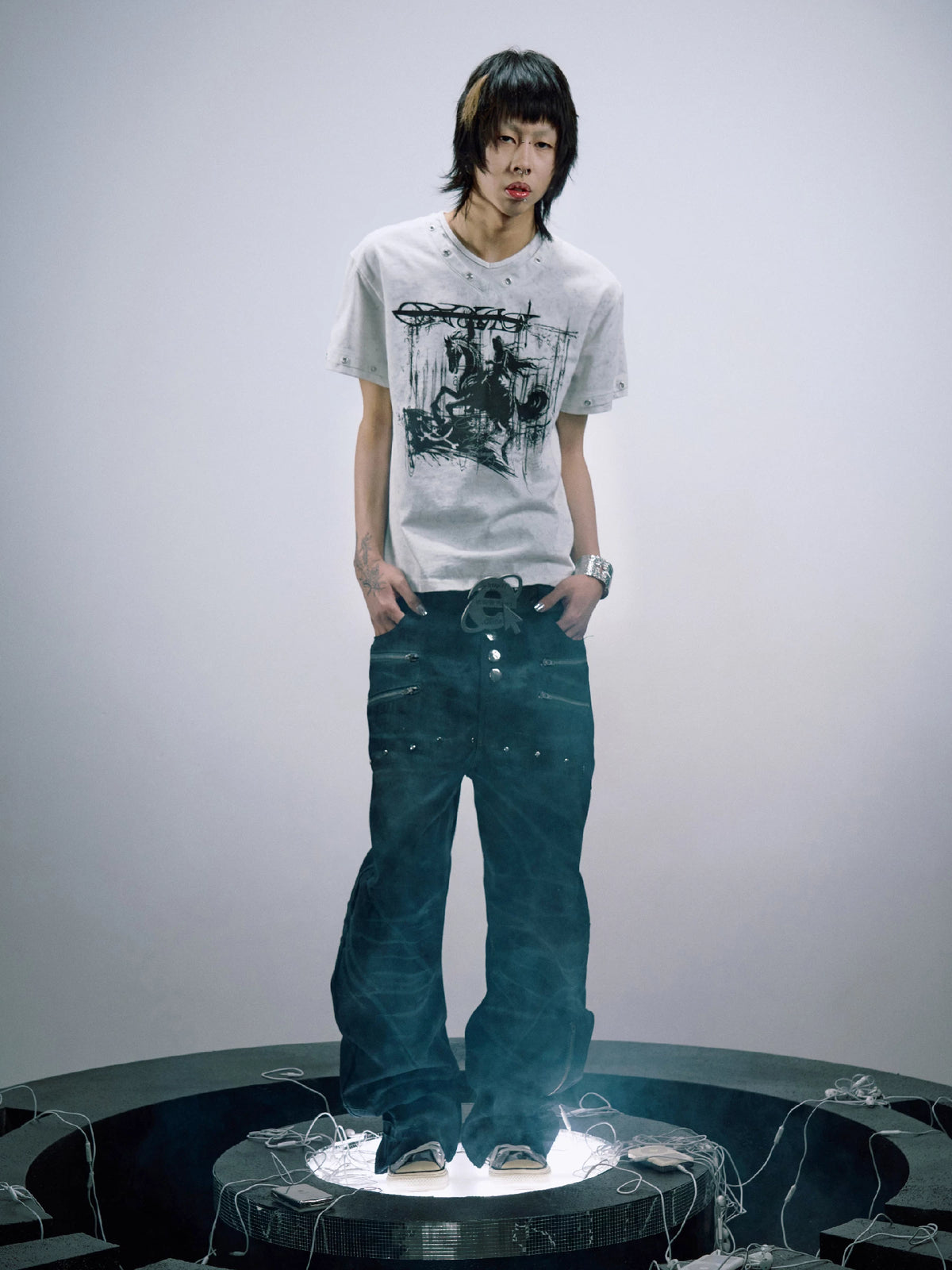 DISTRESSED V-NECK CASUAL T-SHIRT