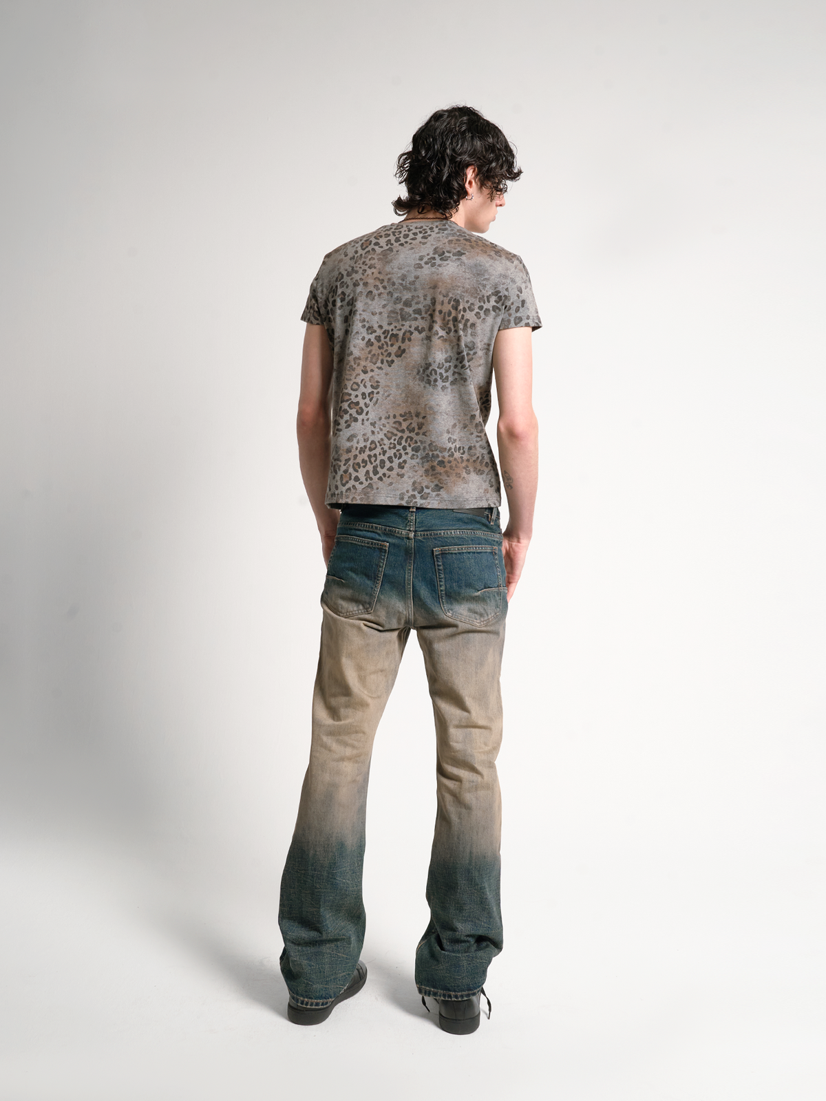 WASHED GRADIENT MUD DYE JEANS