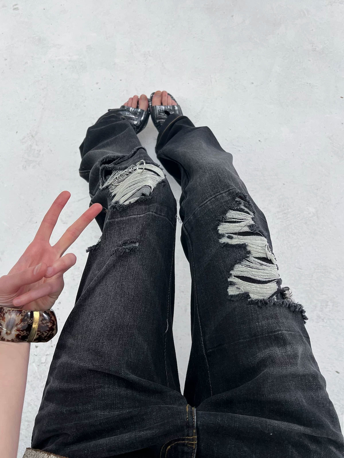 LOW RISE RIPPED JEANS WITH WHISKERS