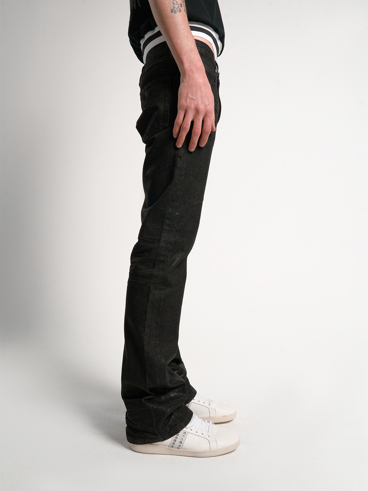 DISTRESSED FITTED STRAIGHT LEG JEANS
