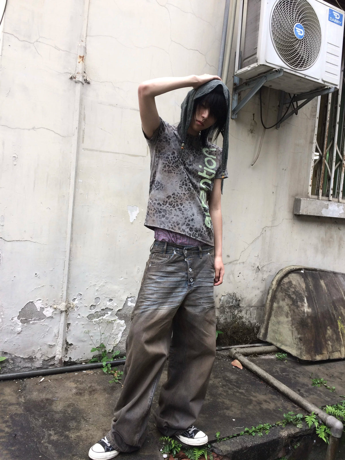 DISTRESSED SILVER BATIK JEANS