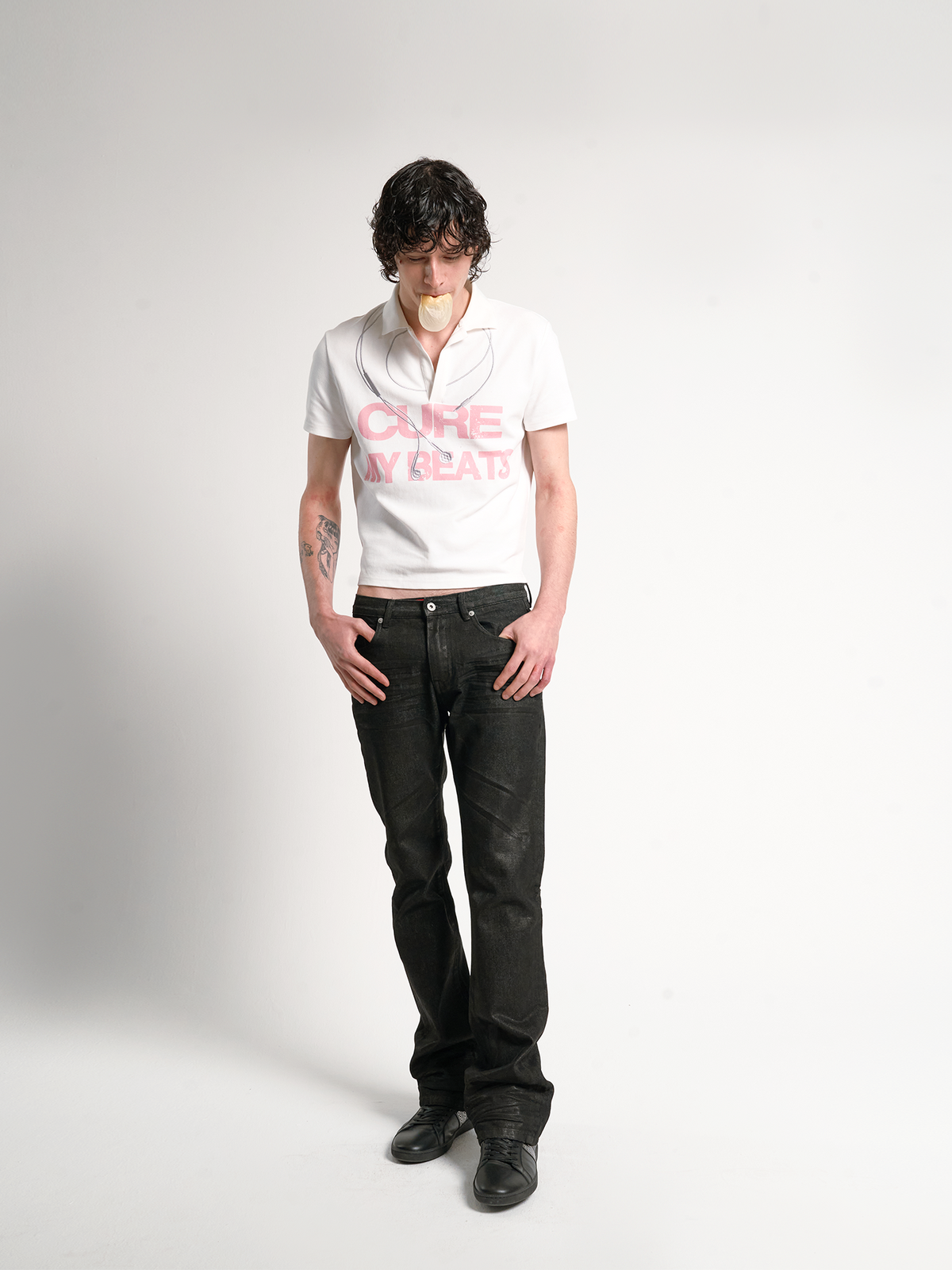 DISTRESSED FITTED STRAIGHT LEG JEANS