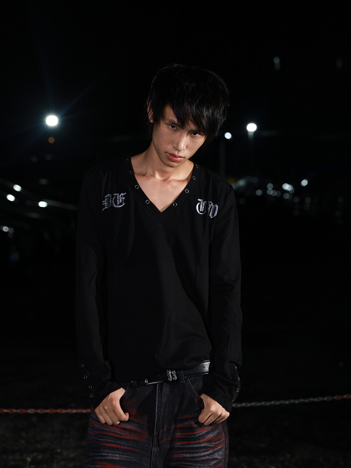GOTHIC V-NECK LONG SLEEVE TEE