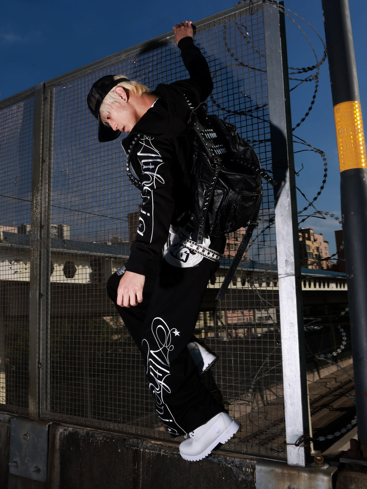 RIVET-STYLE SPORTS HOODIE JACKET