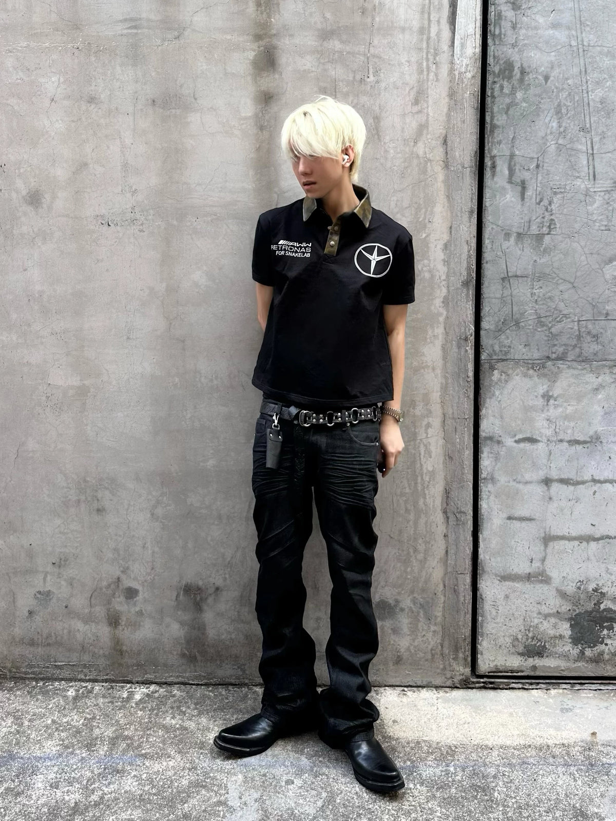 DISTRESSED FITTED STRAIGHT LEG JEANS