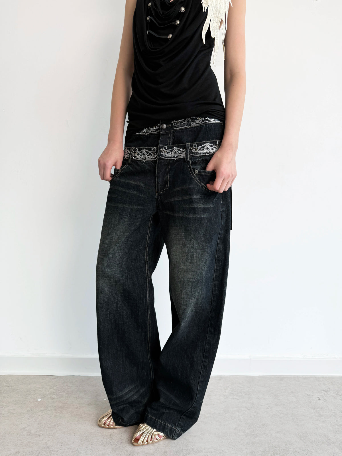 CROPPED SEQUIN EMBROIDERED JEANS