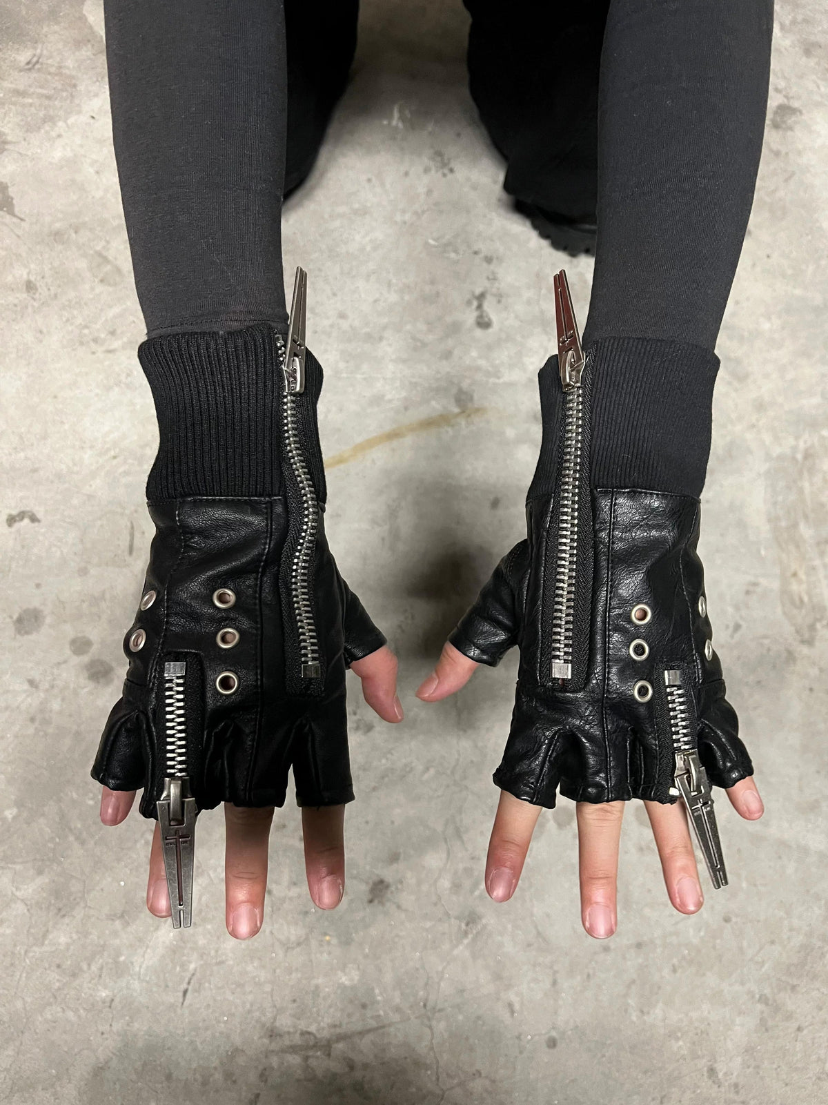 PUNK LAYERED ZIPPER GLOVES