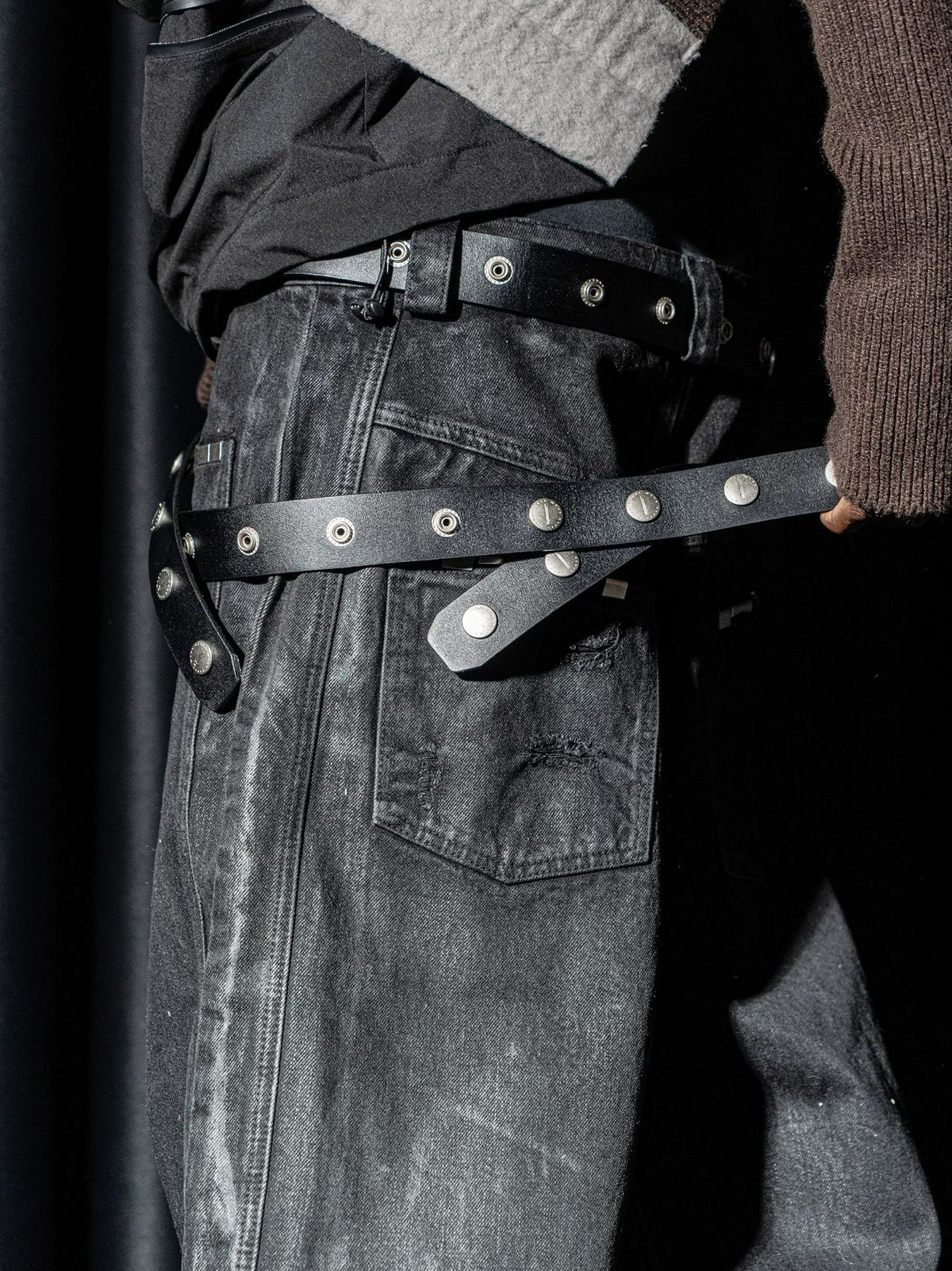 STUDDED LEATHER BUCKLE BELT