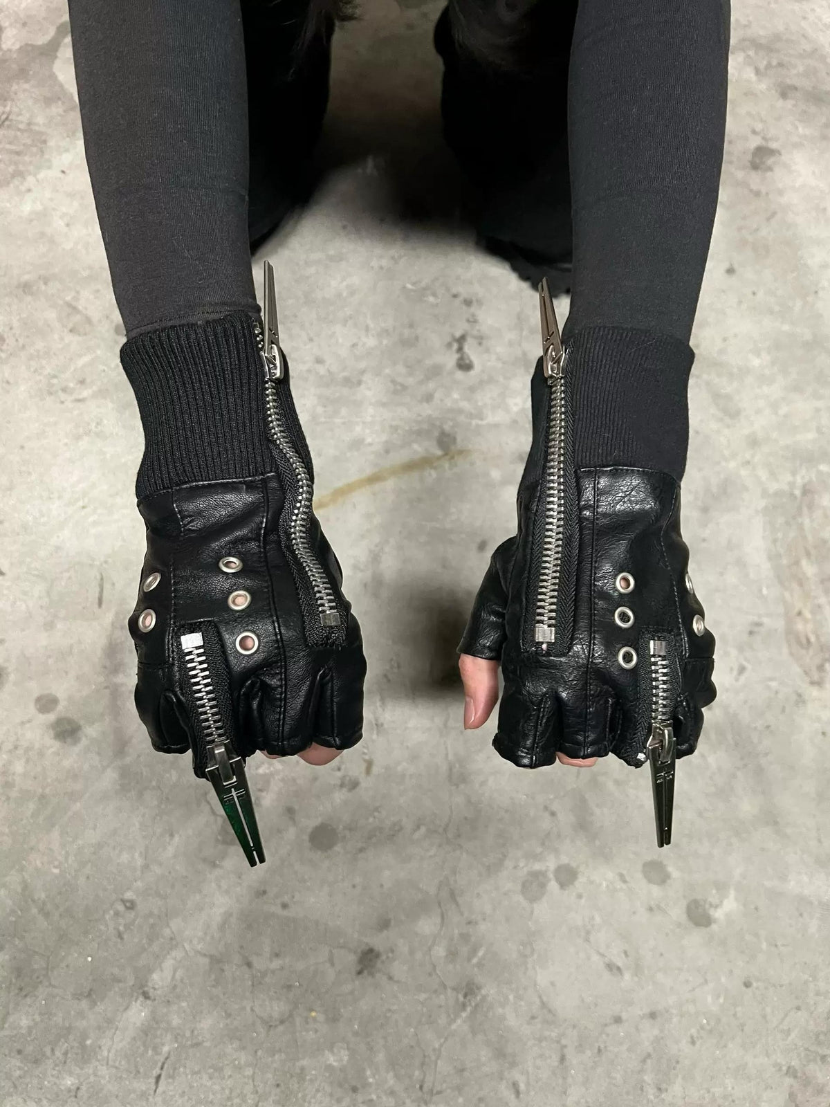 PUNK LAYERED ZIPPER GLOVES