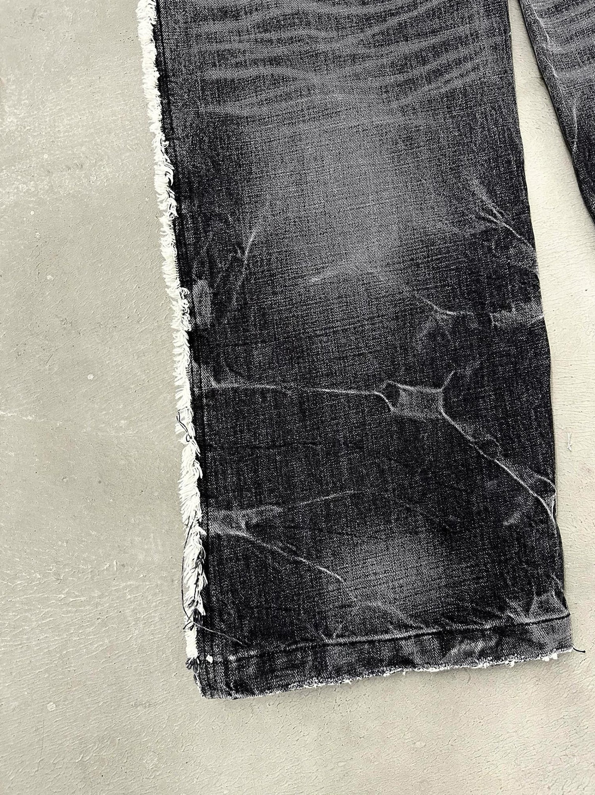 LIGHTNING STRIPE RAW EDGE JEANS