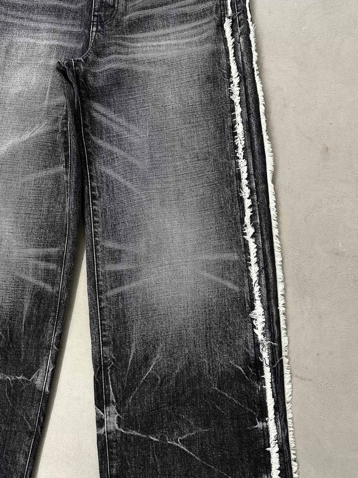 LIGHTNING STRIPE RAW EDGE JEANS