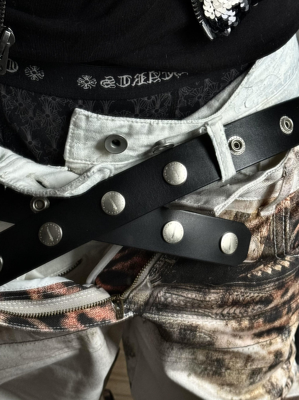 STUDDED LEATHER BUCKLE BELT