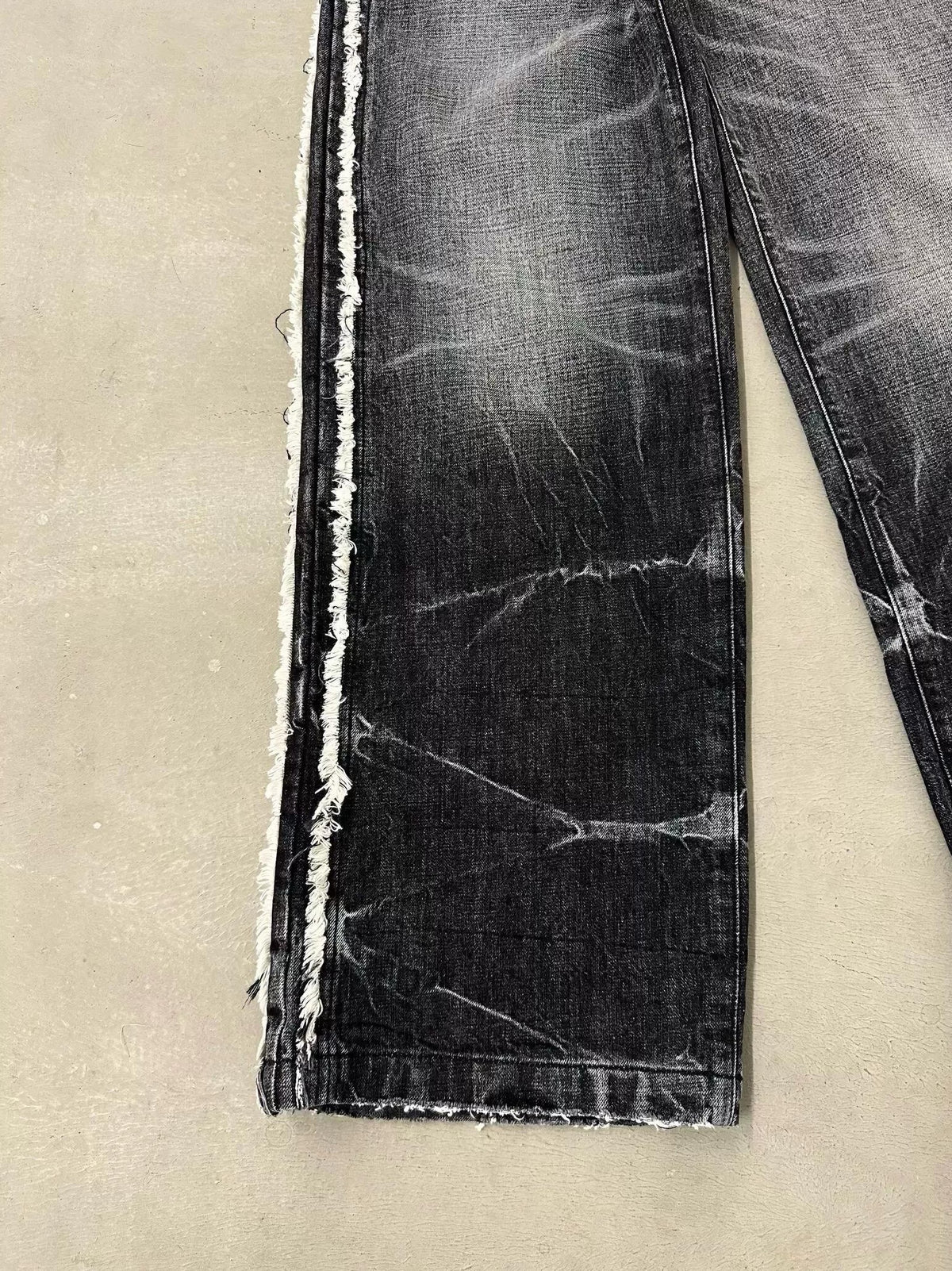 LIGHTNING STRIPE RAW EDGE JEANS